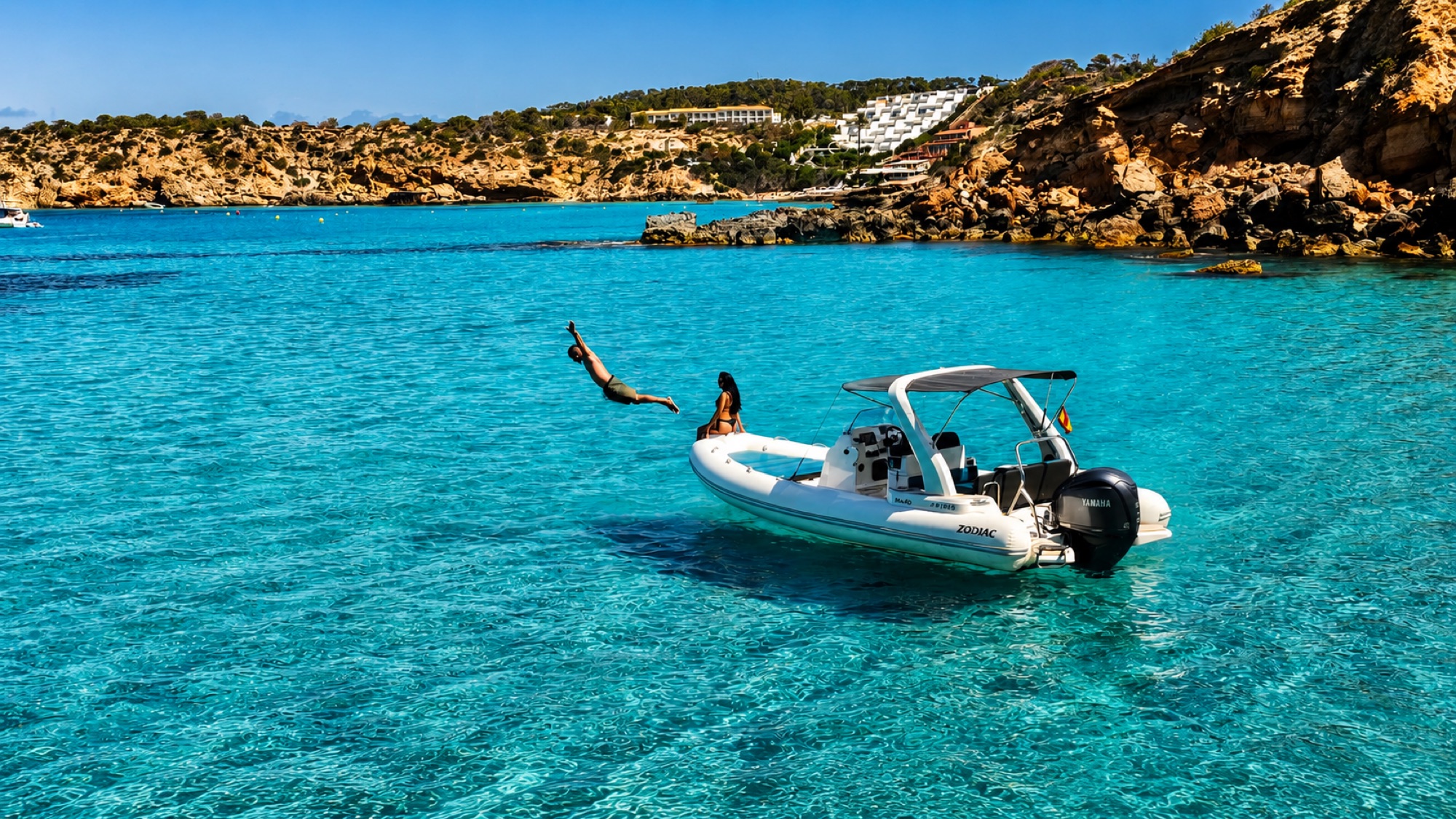 Semirrígida Zodiac fondeada en una cala de aguas turquesas en Ibiza